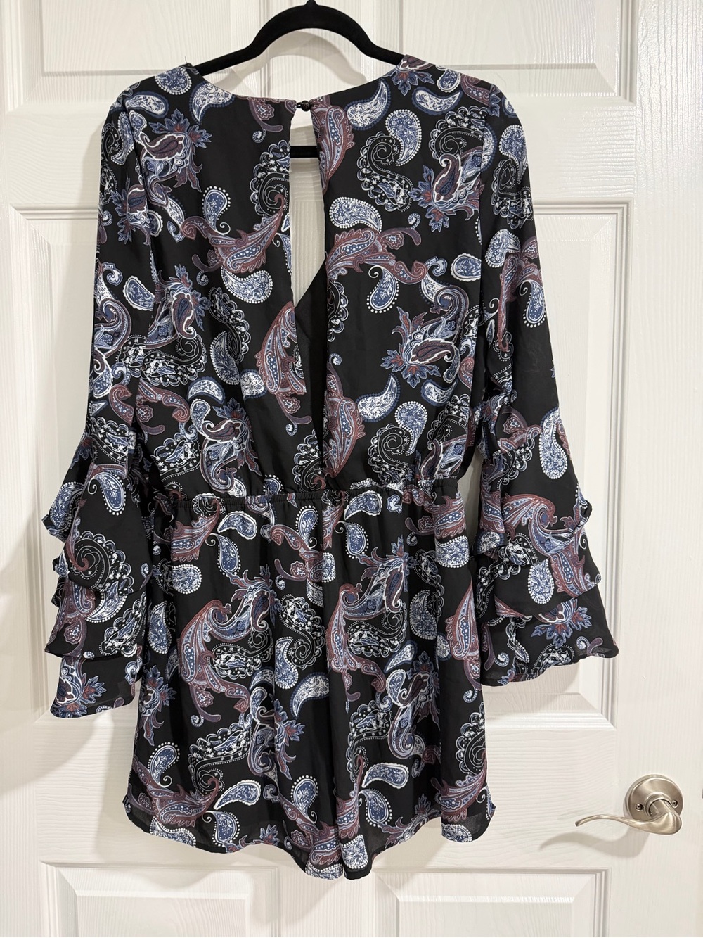 Charlotte Russe Women’s Black Paisley V-Neck Ruffled Sleeve Romper - Picture 4 of 5